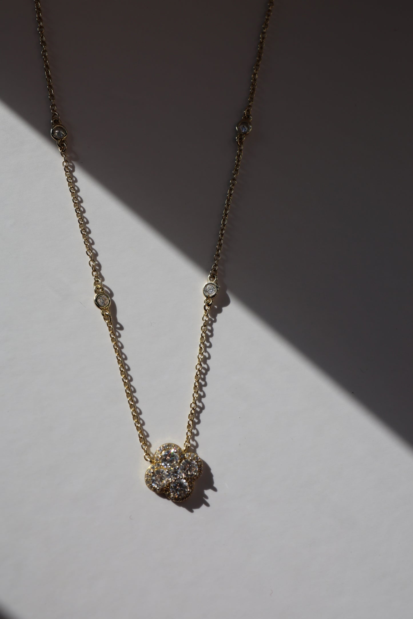 Clover Shimmering Bezel Necklace
