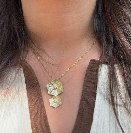 Double Ribbed Flower Necklace