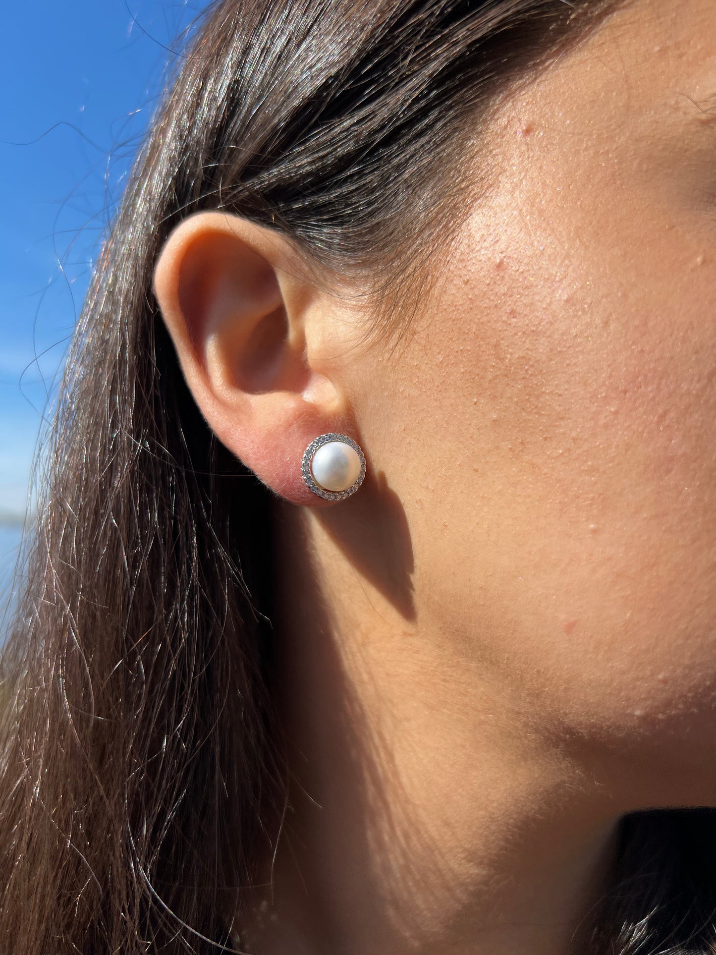 Round pearl stud earrings